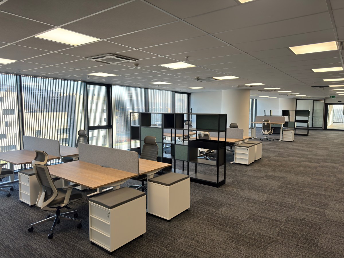 Sideas uredska stolica 300 u open space prostoru