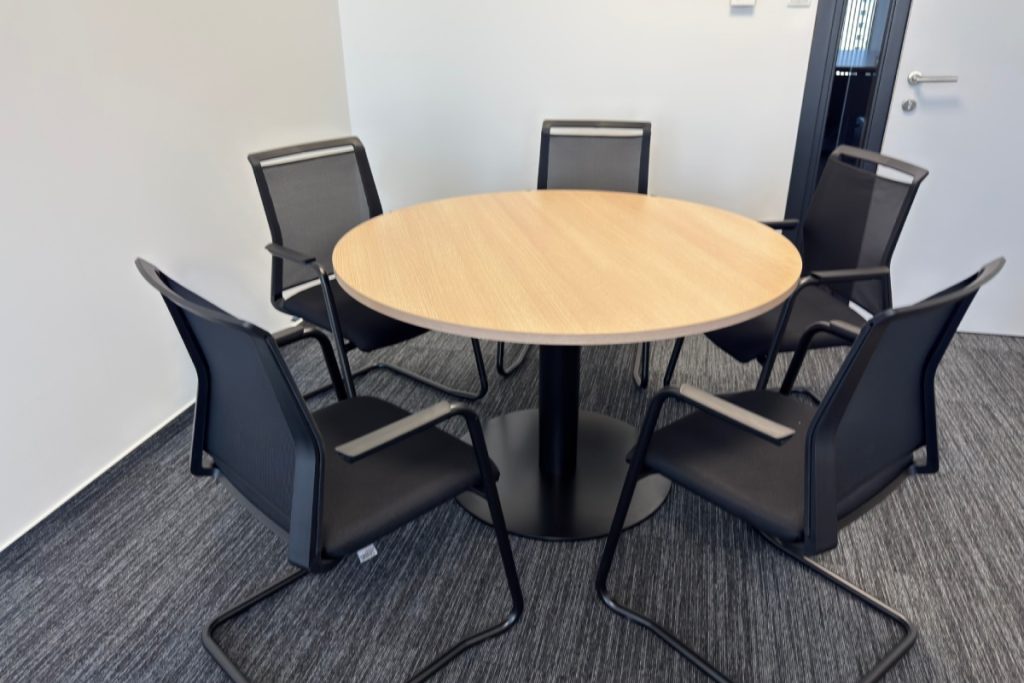 Končar D&ST namještaj za sobe za sastanke