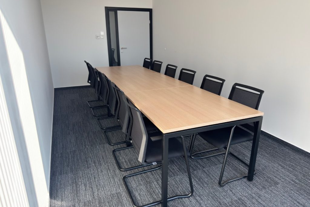 Končar D&ST namješta za sobe za sastanke